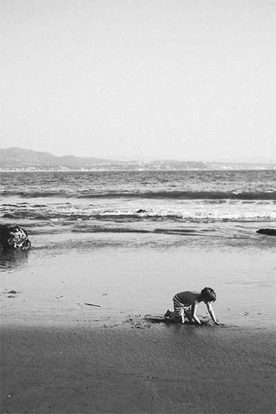 Niño jugando con arena